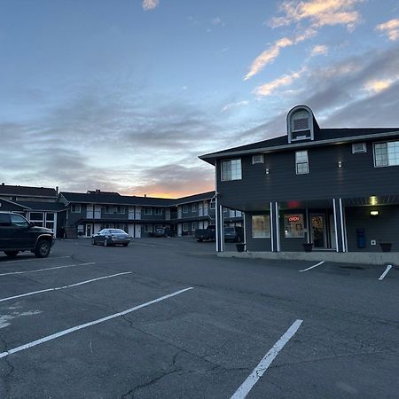 Kings Motor Inn カムループス エクステリア 写真