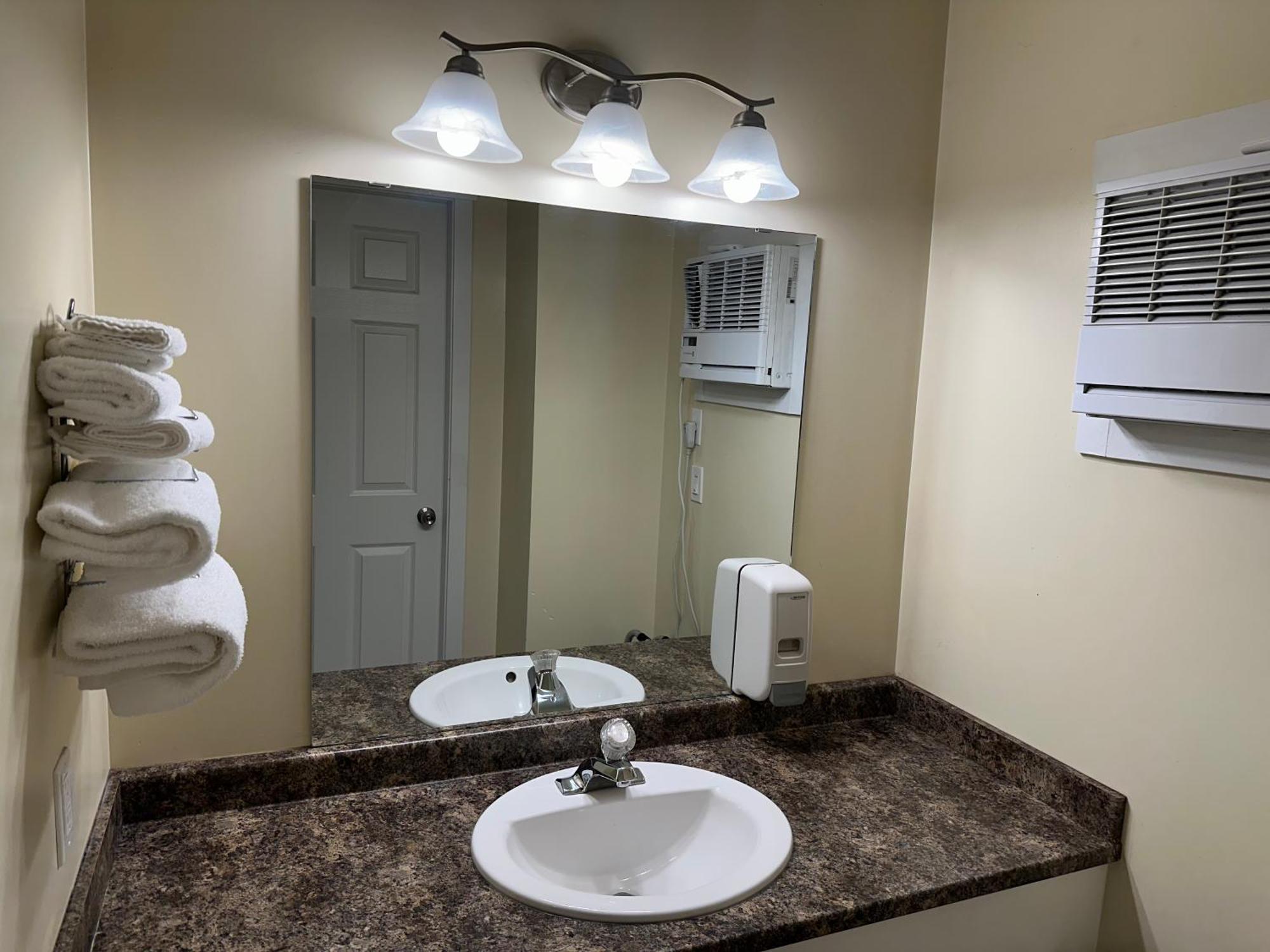 Kings Motor Inn カムループス エクステリア 写真