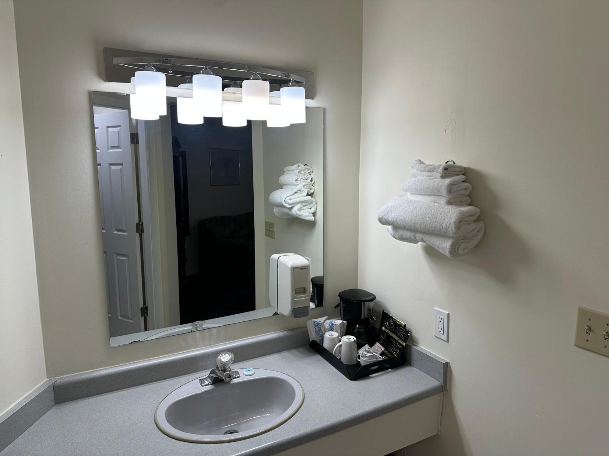 Kings Motor Inn カムループス エクステリア 写真